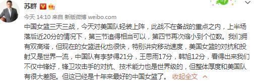 扎克;施奈德扛着摄影机进入被焚毁的车内，两个极为逼真的骷髅为这张照片增添不少恐怖气氛